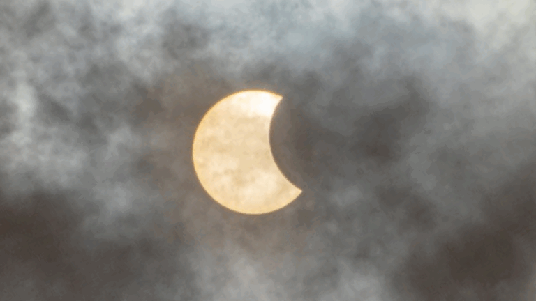 Частично слънчево затъмнение през облаци - 21 септември 2025